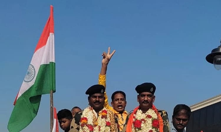 ದಾವಣಗೆರೆ: ಸೇವೆ ಪೂರೈಸಿ ಬಂದ ಯೋಧರಿಬ್ಬರಿಗೆ ಭವ್ಯ ಸ್ವಾಗತ