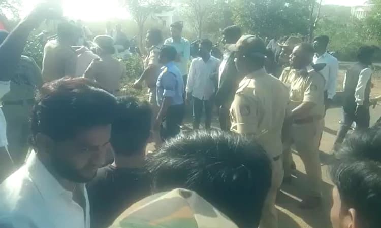 ಹುಬ್ಬಳ್ಳಿ :ಪ್ರತಿಭಟನೆ ವೇಳೆ ಕುಲಪತಿಗಳ ಮೇಲೆ ಮಸಿ :ವಿದ್ಯಾರ್ಥಿ ಮುಖಂಡ ಸೇರಿ ಹಲವರು ವಶಕ್ಕೆ