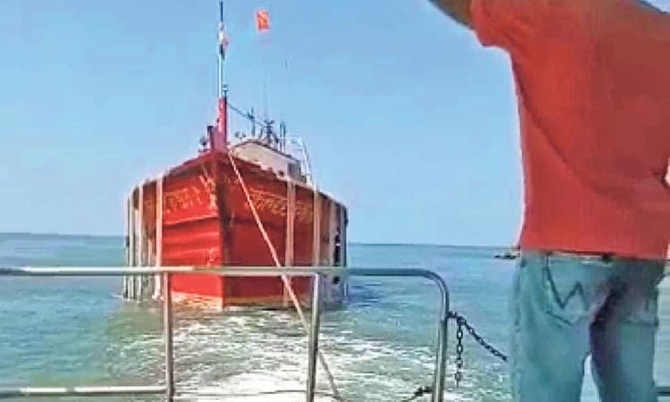 ಡೀಸೆಲ್‌ ಖಾಲಿ: ಸಮುದ್ರ ಮಧ್ಯೆ ನಿಂತ ಬೋಟು; ರಕ್ಷಣೆ