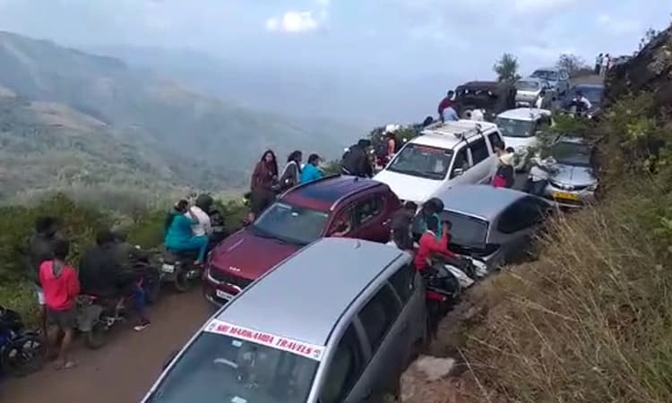 ಮುಳ್ಳಯ್ಯನಗಿರಿಯಲ್ಲಿ ‌ಪ್ರವಾಸಿಗರ ದಂಡು: ಟ್ರಾಫಿಕ್ ಜಾಮ್