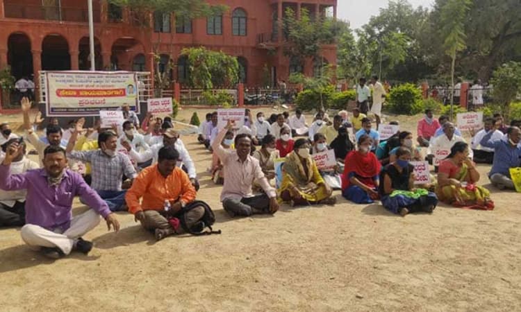 ಅತಿಥಿ ಉಪನ್ಯಾಸಕರ ಕಾಯಂಗೆ ಪ್ರತಿಭಟನೆ