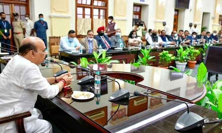 ಒಟ್ಟಾಗಿ ಸವಾಲು ಎದುರಿಸೋಣ: ಅಧಿಕಾರಿಗಳಿಗೆ ಮುಖ್ಯಮಂತ್ರಿ ಸಲಹೆ