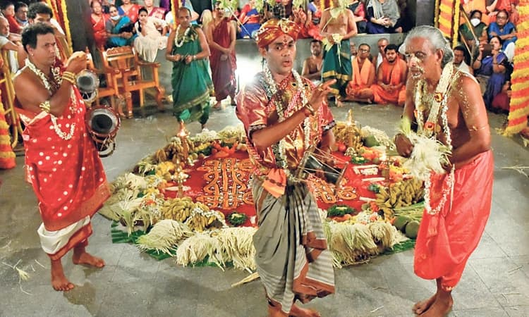 ಕೈಮಗ್ಗದ ಸೀರೆ ಉಟ್ಟ ನಾಗಕನ್ನಿಕೆ, ಗ್ಯಾಸ್‌ಲೈಟ್‌ ಬೆಳಕು