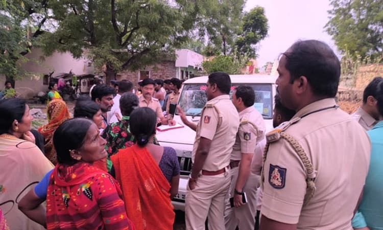 Muddebihal: ಅಕ್ರಮ ಮದ್ಯ ಮಾರಾಟ; ಅಬಕಾರಿ ಅಧಿಕಾರಿಗಳಿಗೆ ದಿಗ್ಬಂಧನ ಹಾಕಿದ ಮಹಿಳೆಯರು