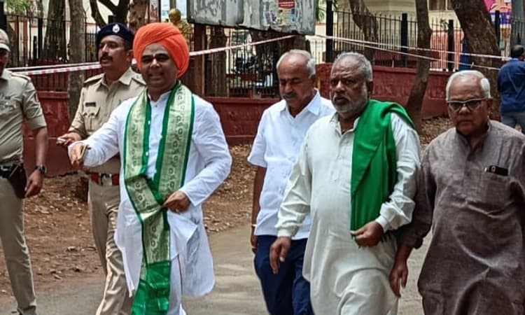 Dharwad; ದಿಂಗಾಲೇಶ್ವರ ಸ್ವಾಮೀಜಿ ನಾಮಪತ್ರ ಸಲ್ಲಿಕೆ: ಸಚಿವ ಜೋಶಿ ವಿರುದ್ದ ಗಂಭೀರ ಆರೋಪ