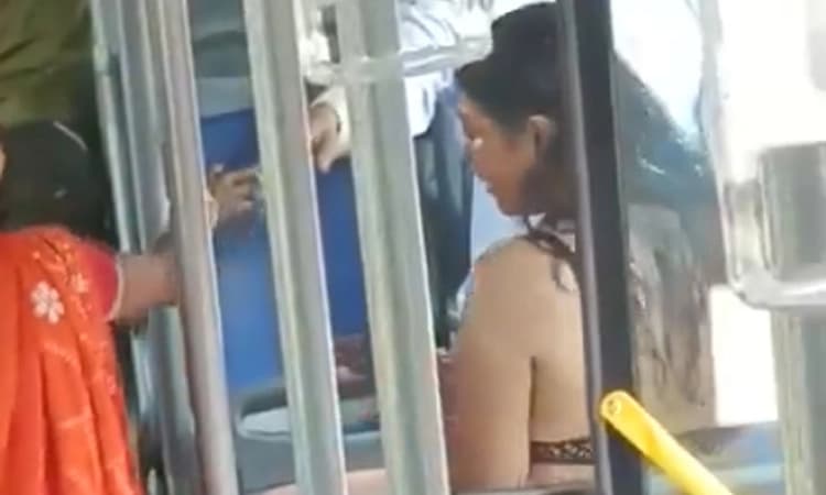 Delhi ; ಬಿಕಿನಿಯಲ್ಲೇ ಬಸ್ ಹತ್ತಿದ ಮಹಿಳೆ; ವಿಡಿಯೋ ವೈರಲ್