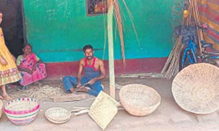 ಸೊರಬ: ಬಿದಿರಿನ ಬುಟ್ಟಿ ಉದ್ಯಮಕ್ಕೆ ಬಂತು ಸಂಕಷ್ಟ