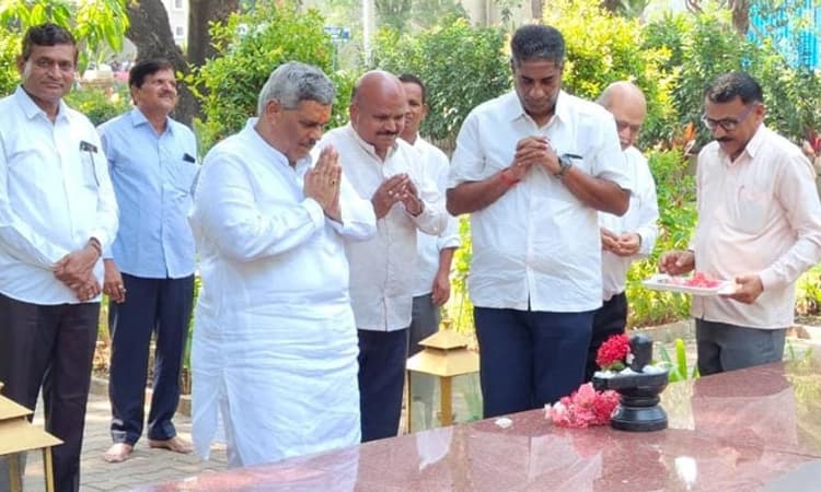 Vijayapura; ನಾಮಪತ್ರ ಸಲ್ಲಿಕೆಗೆ ಮುನ್ನ ಬಿ.ಎಂ.ಪಾಟೀಲ ಸಮಾಧಿಗೆ ನಮಿಸಿದ ಆಲಗೂರ