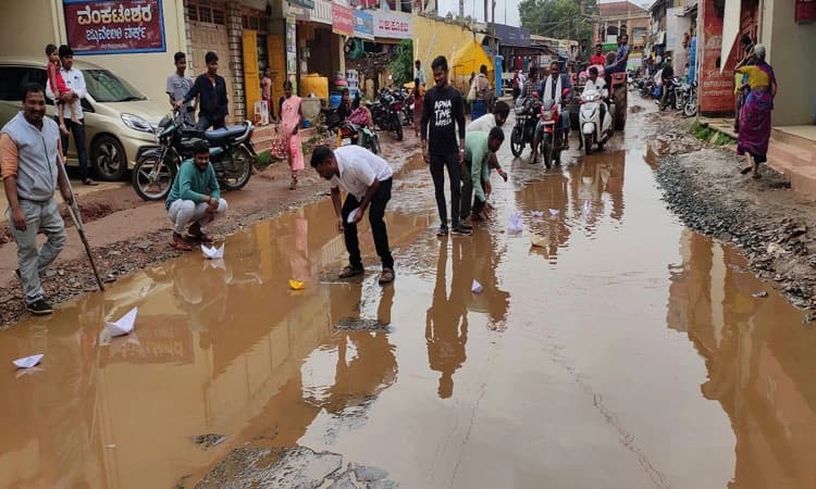 ರಸ್ತೆಯಲ್ಲಿ ಕಾಗದದ ದೋಣಿ ಬಿಟ್ಟು ವಿನೂತನ ಪ್ರತಿಭಟನೆ