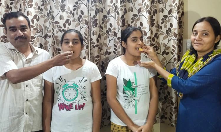 ಸೊರಬ : ಎಸ್ಸೆಸ್ಸೆಲ್ಸಿ ಯಲ್ಲಿ ಸಮಾನ ಅಂಕ ಗಳಿಸುವ ಮೂಲಕ ಗಮನ ಸೆಳೆದ ಅವಳಿ ಸಹೋದರಿಯರು