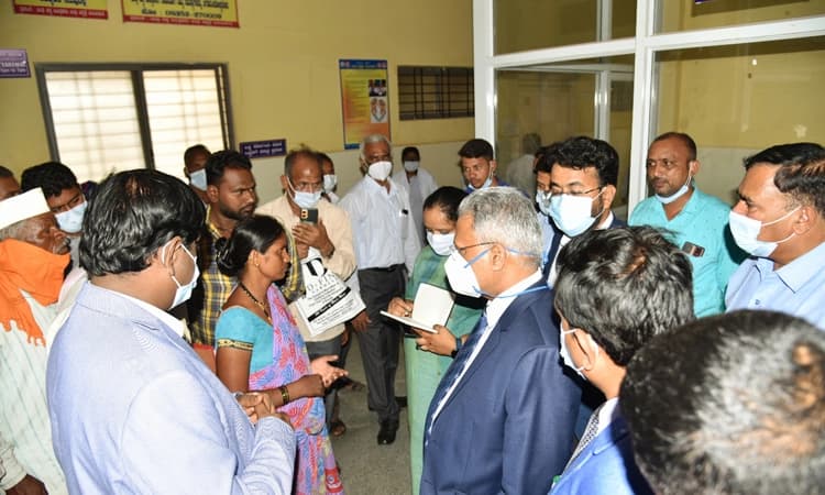 ಬಾಣಂತಿಯರ ಶಸ್ತ್ರಚಿಕಿತ್ಸೆಯಲ್ಲಿ ಲೋಪ : ವಿಜಯಪುರ ಸರ್ಕಾರಿ ಆಸ್ಪತ್ರೆಗೆ ಉಪ ಲೋಕಾಯುಕ್ತ ಭೇಟಿ