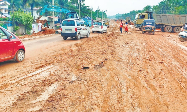 ಕೆಸರು ತುಂಬಿ ಅವ್ಯವಸ್ಥೆಯ ಆಗರವಾದ ಕಲ್ಲಡ್ಕ ಪೇಟೆ
