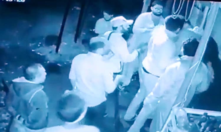 ವಿದ್ಯುತ್ ವ್ಯತ್ಯಯ :ಮೆಸ್ಕಾಂ ಸಿಬ್ಬಂದಿ ಮೇಲೆ ತಂಡದಿಂದ ಹಲ್ಲೆ! ದೃಶ್ಯ ಸಿಸಿಟಿವಿಯಲ್ಲಿ ಸೆರೆ