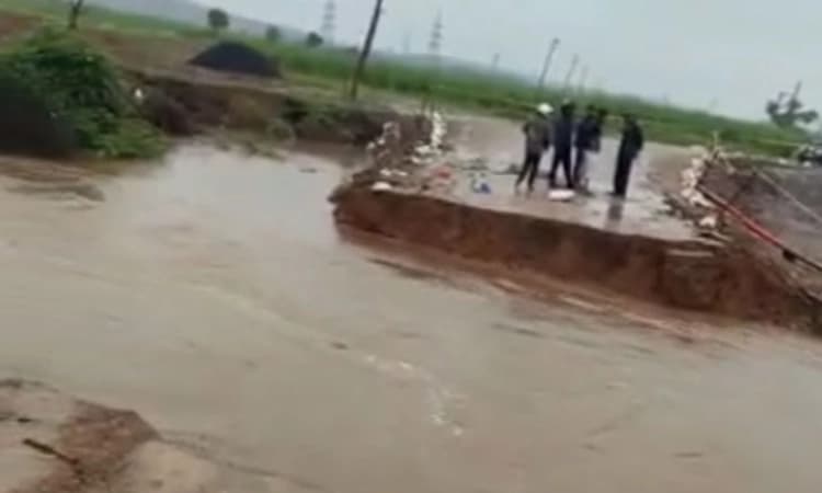 ಮುಧೋಳ: ಮಳೆಯಿಂದಾಗಿ ಕೊಚ್ಚಿ ಹೋದ ತಾತ್ಕಾಲಿಕ ಸೇತುವೆ