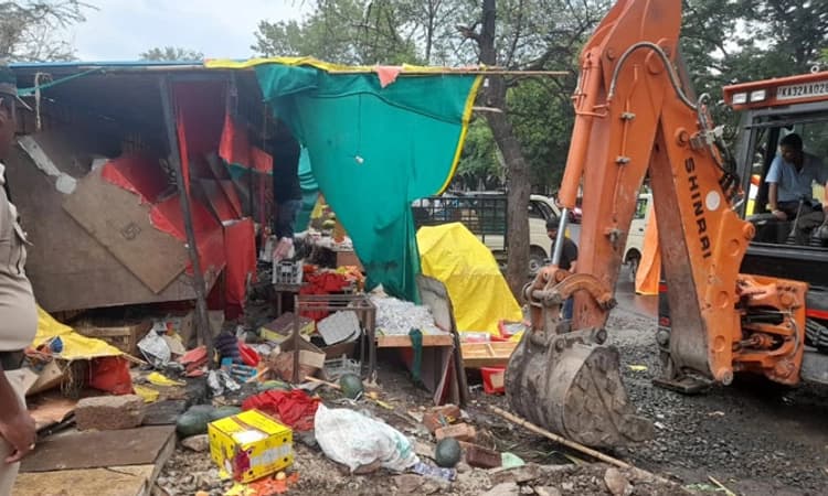 ಕಲಬುರಗಿಯಲ್ಲಿ ರಸ್ತೆ ಒತ್ತುವರಿ ಕಾರ್ಯಾಚರಣೆ: ಮಾತಿನ ಚಕಮಕಿ