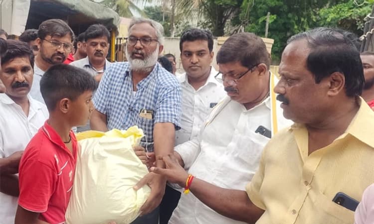 ಮಳೆ ಸಂತ್ರಸ್ತ 1500 ಕುಟುಂಬಗಳಿಗೆ ಸಚಿವ ಕೆ.ಗೋಪಾಲಯ್ಯರಿಂದ ಫುಡ್ ಕಿಟ್ ವಿತರಣೆ