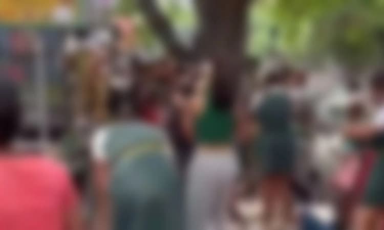 ಬೆಂಗಳೂರಿನಲ್ಲಿ ಹೈಸ್ಕೂಲ್ ವಿದ್ಯಾರ್ಥಿನಿಯರ ಗ್ಯಾಂಗ್ ವಾರ್ !!..: ವಿಡಿಯೋ ವೈರಲ್