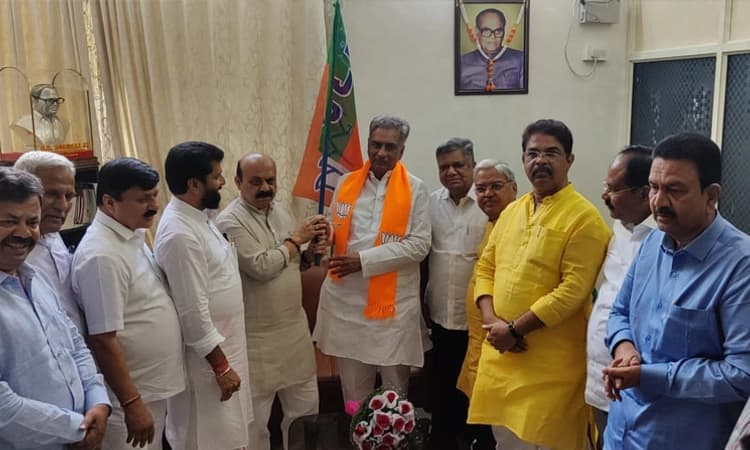 ಬೊಮ್ಮಾಯಿ ನಿವಾಸದಲ್ಲಿ ಬಿಜೆಪಿಗೆ ಸೇರ್ಪಡೆಯಾದ ಬಸವರಾಜ ಹೊರಟ್ಟಿ