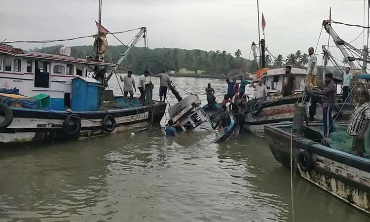 ಭಟ್ಕಳ: ಲಂಗರು ಹಾಕಿದ ಬೋಟ್ ಪಲ್ಟಿಯಾಗಿ ಲಕ್ಷಾಂತರ ರೂ. ನಷ್ಟ   