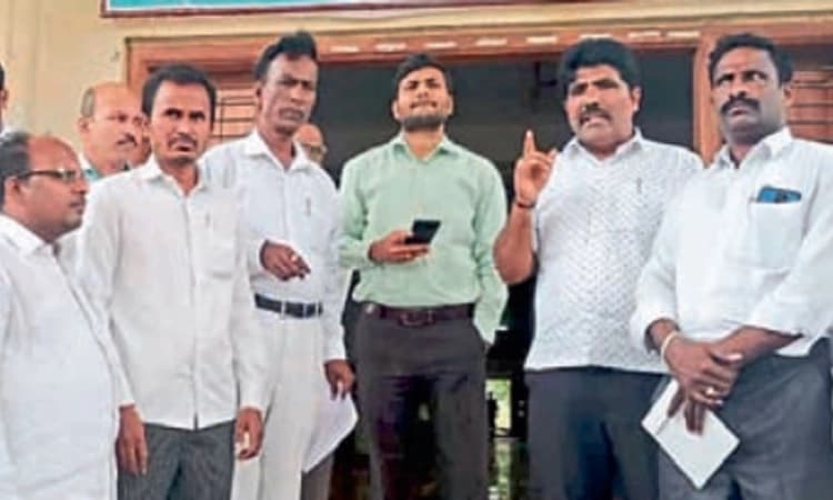 ಹಲ್ಲೆ ಖಂಡಿಸಿ ವಕೀಲರಿಂದ ಪ್ರತಿಭಟನೆ