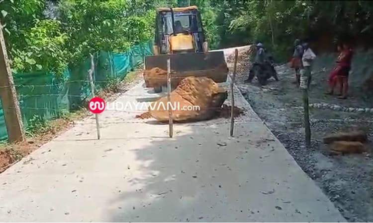 ಉದ್ಘಾಟನೆಗೆ ಶಾಸಕರೇ ಬರಬೇಕಂತೆ; ಕಾಫಿನಾಡಲ್ಲಿ ರಸ್ತೆಗೆ ಬೀಗ ಹಾಕಿದ ಬಿಜೆಪಿ ಸದಸ್ಯರು!