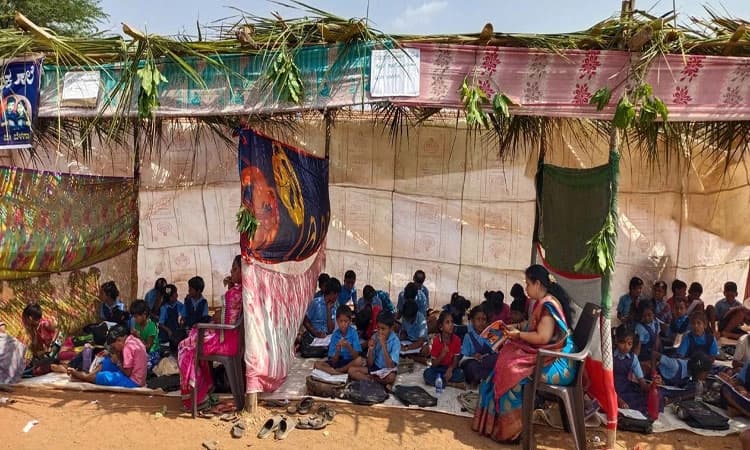 ಮೊದಲ ದಿನವೇ ಮಕ್ಕಳಿಗೆ ಟೆಂಟ್‌ ಶಾಲೆ ಭಾಗ್ಯ