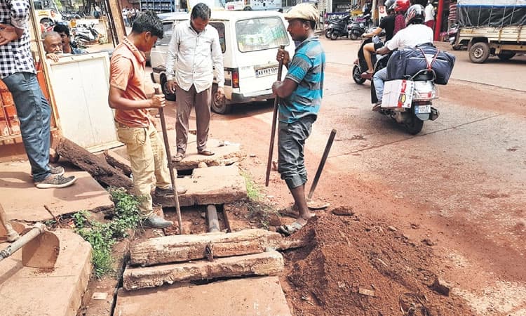 ಕಿನ್ನಿಗೋಳಿ ಪಟ್ಟಣ ಪಂಚಾಯತ್‌ ಚರಂಡಿ ಹೂಳೆತ್ತುವಿಕೆ ಆರಂಭ