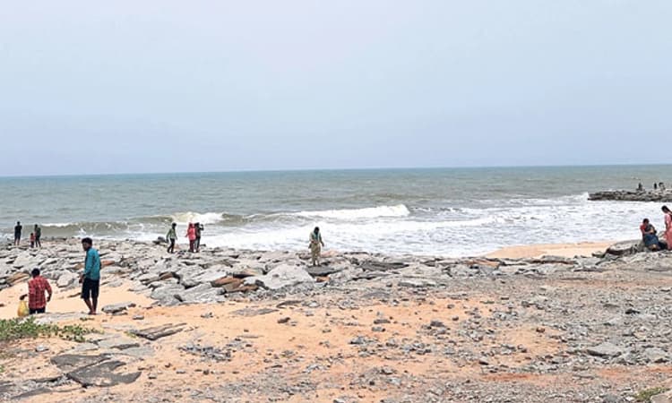 ತ್ರಾಸಿ – ಮರವಂತೆ ಬೀಚ್‌: ಎಚ್ಚರಿಕೆ ನಿರ್ಲಕ್ಷಿಸುವ ಪ್ರವಾಸಿಗರು