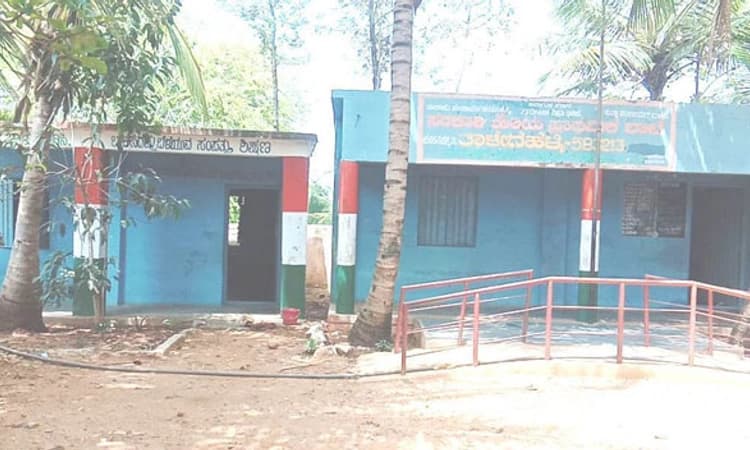 ಶಾಲಾ ಕೊಠಡಿ ಶಿಥಿಲ: ಭಯದಲ್ಲೇ ಪಾಠ!