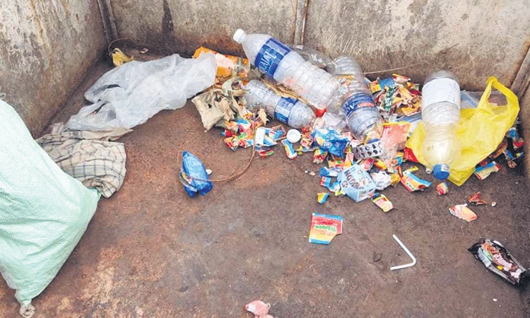 ಕಾರ್ಕಳ ನಗರ ಬಸ್‌ಸ್ಟ್ಯಾಂಡ್‌: ಪೊಲೀಸ್‌ ಚೌಕಿಯೇ ಇಲ್ಲಿ ಕಸದ ತೊಟ್ಟಿ
