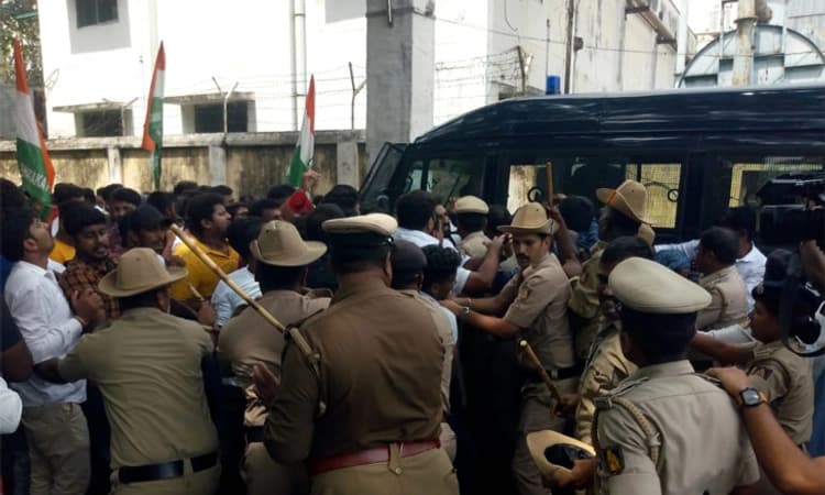 ಡಿಕೆಶಿ ಹುಟ್ಟುಹಬ್ಬ: ಮೈಷುಗರ್ ಕಾರ್ಖಾನೆಯ ಆವರಣದಲ್ಲಿ ಯುವ ಕಾಂಗ್ರೆಸ್ ಪ್ರತಿಭಟನೆ