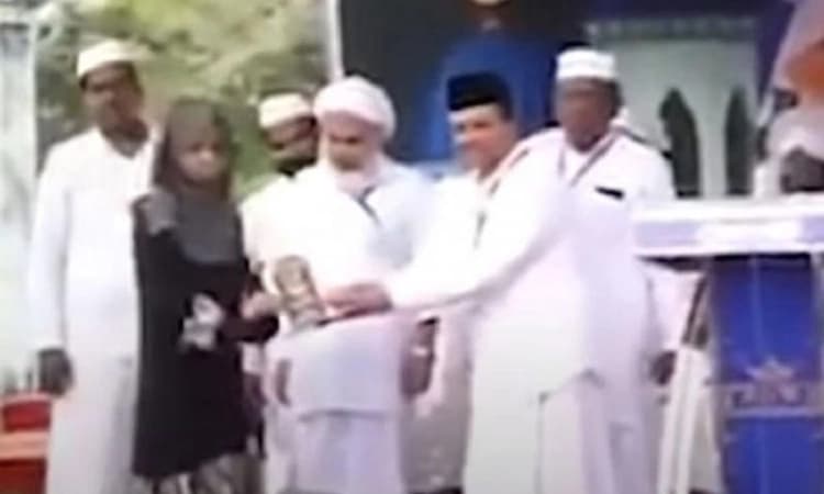 ಮುಸ್ಲಿಂ ಹುಡುಗಿಯನ್ನು ವೇದಿಕೆಗೆ ಕರೆದಿದ್ದೇಕೆ? : ಕೇರಳದಲ್ಲಿ ಹೊಸ ವಿವಾದ ; ಭಾರಿ ಚರ್ಚೆ