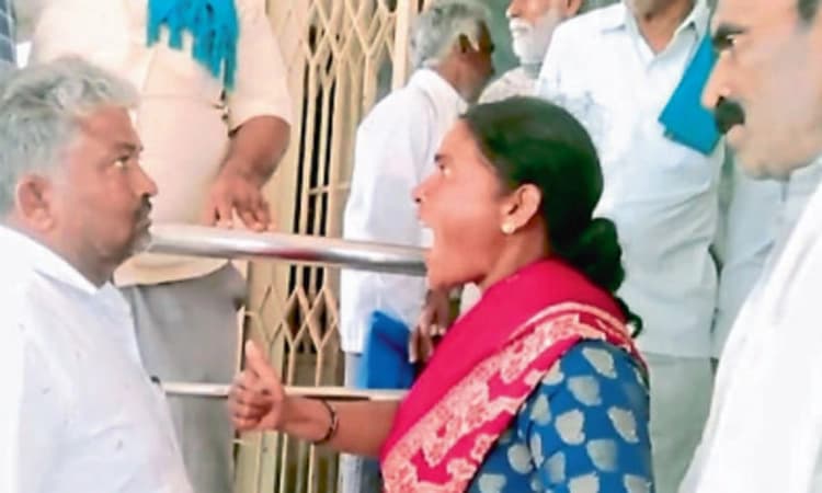 ಮಹಿಳೆಗೆ ಹಾರೆಯಿಂದ ಹೊಡೆಯಿರಿ ಎಂದ ಸರ್ವೆಯರ್‌ಗೆ ತರಾಟೆ: ವಿಡಿಯೋ ವೈರಲ್‌   