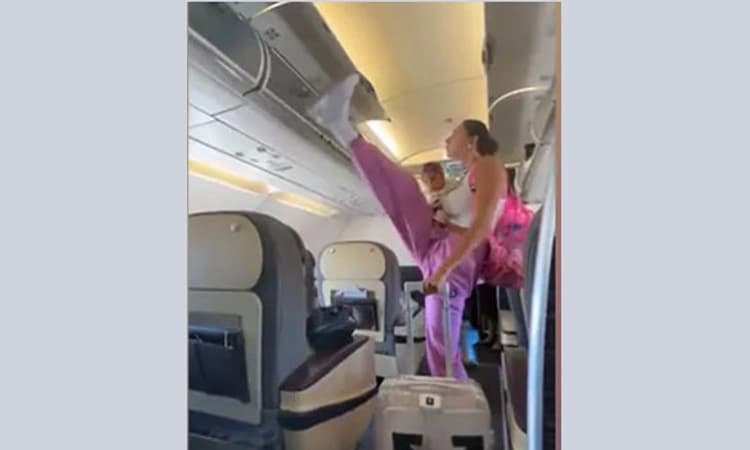 ಕೈಯಲ್ಲಿ ಮಗು, ಕಾಲಿನಿಂದ ವಿಮಾನದ ಓವರ್‌ಹೆಡ್ ಕ್ಯಾಬಿನ್ ಮುಚ್ಚಿದ ಮಹಿಳೆ; ವೈರಲ್ ವಿಡಿಯೋ