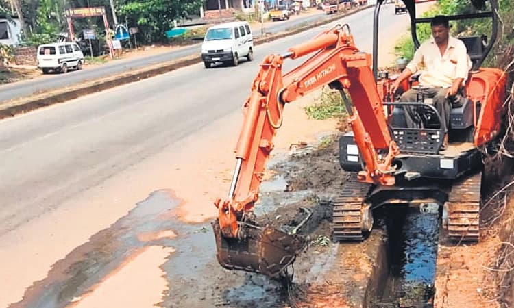 ಫರಂಗಿಪೇಟೆ: ಚರಂಡಿ ಹೂಳು ಎತ್ತುವ ಕಾರ್ಯ