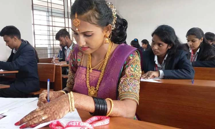 ಪಾಂಡವಪುರ: ಹಸೆಮಣೆಯಿಂದ ನೇರವಾಗಿ ಪರೀಕ್ಷಾ ಕೇಂದ್ರಕ್ಕೆ ಬಂದು ಪರೀಕ್ಷೆ ಬರೆದ ನವವಧು