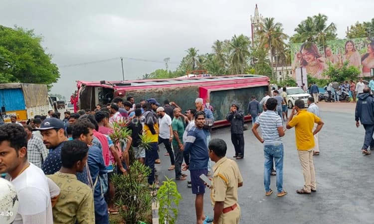 ಉಡುಪಿ : ಚಾಲಕನ ನಿಯಂತ್ರಣ ತಪ್ಪಿ ಖಾಸಗಿ ಬಸ್ ಪಲ್ಟಿ : ಹಲವರಿಗೆ ಗಾಯ