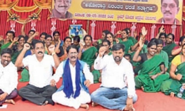 ಬ್ರಿಮ್ಸ್‌ ಸಿಬ್ಬಂದಿ ಸೇವೆ ಮುಂದುವರಿಸಲು ಆಗ್ರಹ