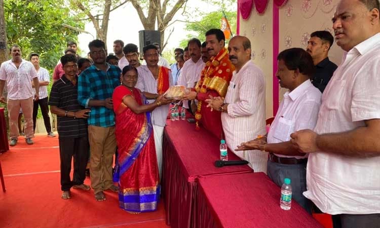 ಉಡುಪಿ: ಕೊರಗ ಸಮುದಾಯದ ಫಲಾನುಭವಿಗೆ ಬಿಜೆಪಿ ನಿರ್ಮಿಸಿದ “ದೀನ್ ದಯಾಳ್ ನಿವಾಸ” ಹಸ್ತಾಂತರ