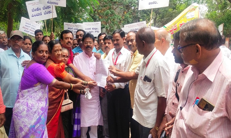 ನಿಶ್ಚಿತ ಪಿಂಚಣಿ ವ್ಯವಸ್ಥೆ ಜಾರಿಗೆ ಹಕ್ಕೊತ್ತಾಯ