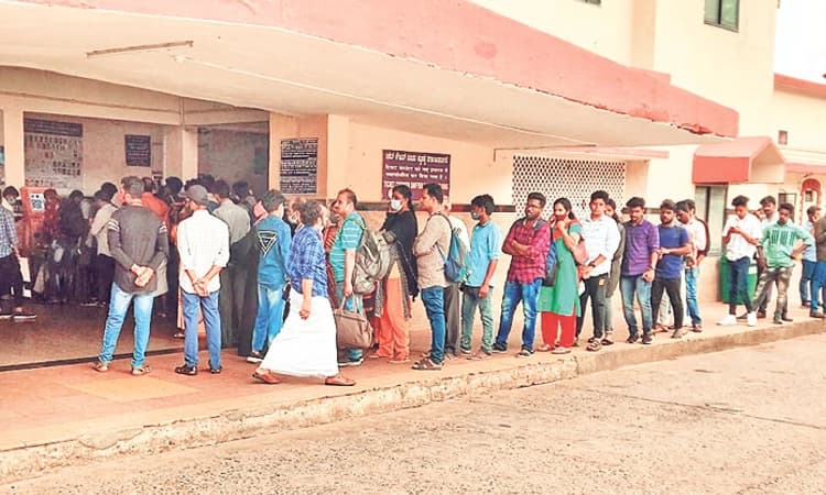 ಮಂಗಳೂರು ಸೆಂಟ್ರಲ್‌ ನಿಲ್ದಾಣ: ಲೋಕಲ್‌ ಟಿಕೆಟ್‌ಗಾಗಿ ಜನರ ಸರದಿ ಸಾಲು