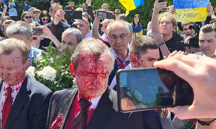 “ವಿಕ್ಟರಿ ದಿನ” : ರಷ್ಯಾ ರಾಯಭಾರಿ ಸೆರ್ಗೆ ಮುಖಕ್ಕೆ ಕೆಂಪು ಬಣ್ಣ