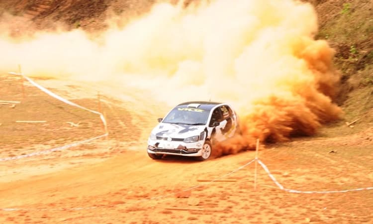 ಧೂಳೆಬ್ಬಿಸಿದ ಕಾರ್‌ ‌ರ್ಯಾಲಿ