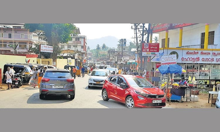 ಕೊಲ್ಲೂರು: ವಾಹನ ನಿಲುಗಡೆಗೆ ಪಾರ್ಕಿಂಗ್‌ ವ್ಯವಸ್ಥೆ ಕೊರತೆ