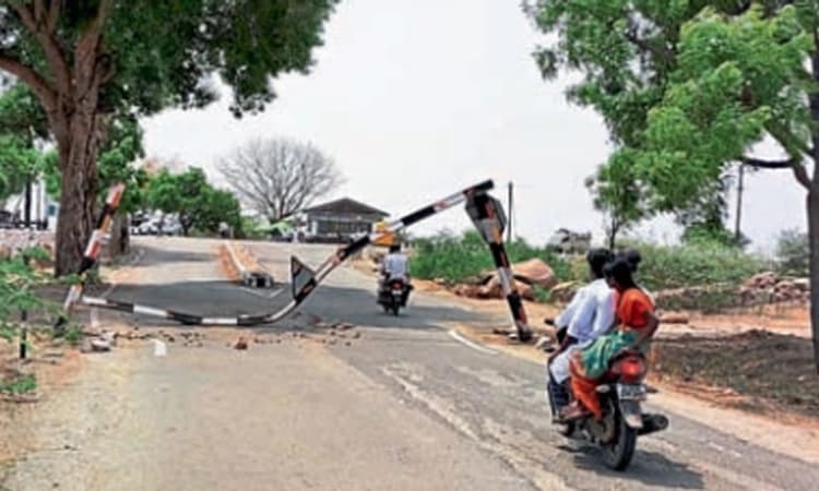 ಭಾರಿ ವಾಹನ ನಿಯಂತ್ರಣಕ್ಕೆ ಅಳವಡಿಸಿದ್ದ ಕಮಾನು ಧರೆಗೆ