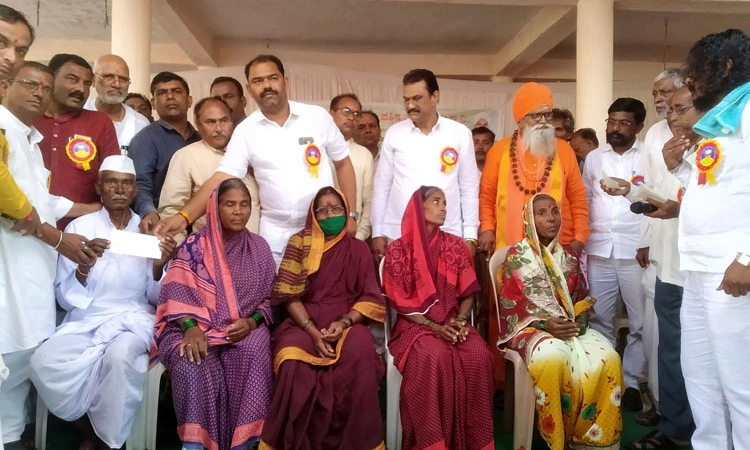 ರೈತರಿಗೆ ಬಡ್ಡಿ ರಹಿತ ಸಾಲ ವಿತರಣೆ