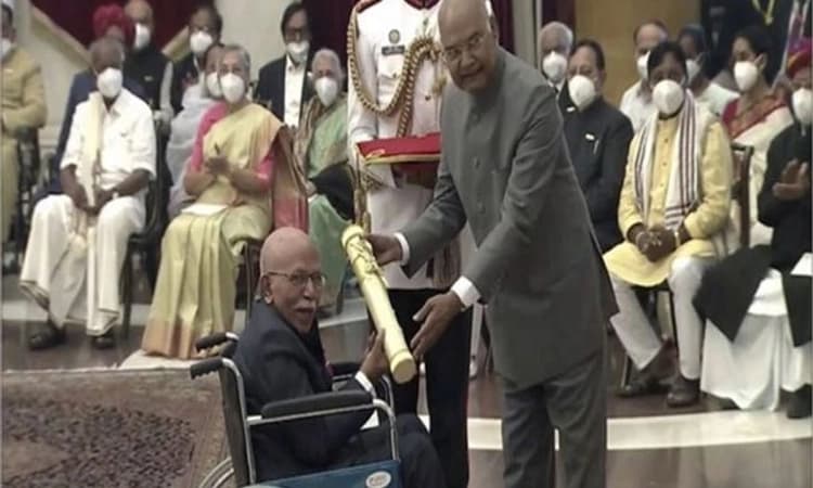 ವೀಲ್ ಚೇರ್ ನಲ್ಲೆ ಕುಳಿತು ಪದ್ಮವಿಭೂಷಣ ಪ್ರಶಸ್ತಿ ಸ್ವೀಕರಿಸಿದ ಡಾ|ಬಿ.ಎಂ.ಹೆಗ್ಡೆ