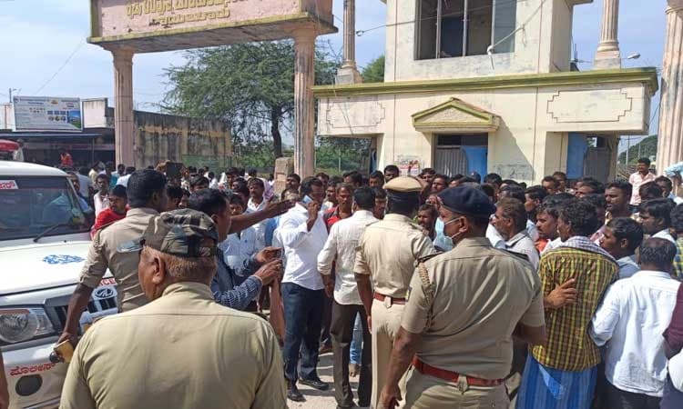 ರಾಯಚೂರು: ಹತ್ತಿ ಖರೀದಿಗೆ ಮುಂದಾಗದ ವರ್ತಕರು; ರೈತರ ಪ್ರತಿಭಟನೆ