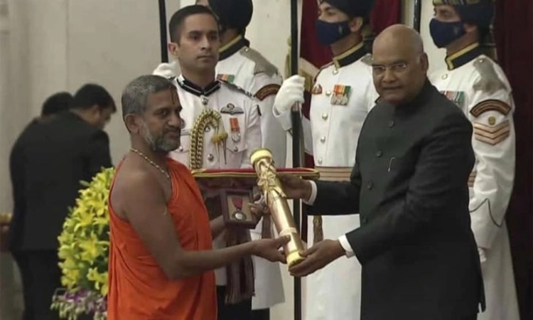ಗುರುಗಳ ಪದ್ಮವಿಭೂಷಣ ಸ್ವೀಕರಿಸಿದ ವಿಶ್ವ ಪ್ರಸನ್ನ ತೀರ್ಥರು