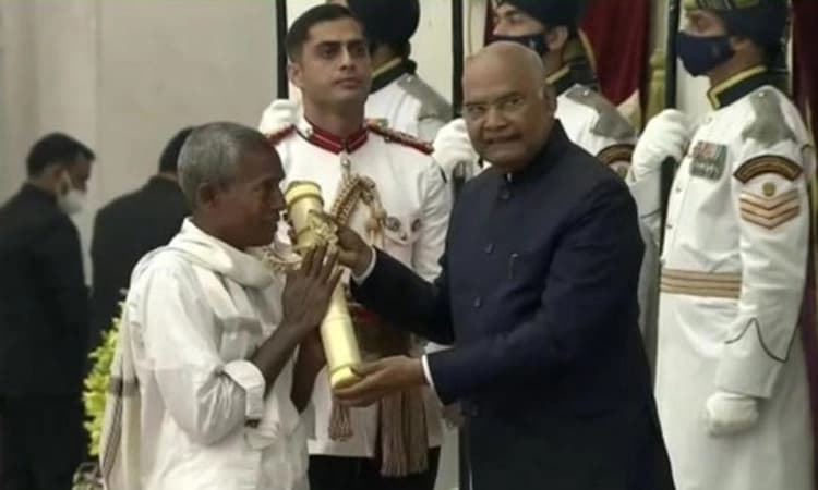 ಬರಿಗಾಲಲ್ಲಿ ಪದ್ಮಶ್ರೀ ಸ್ವೀಕರಿಸಿದ ‘ಅಕ್ಷರ ಸಂತ’ ಹರೇಕಳ ಹಾಜಬ್ಬ